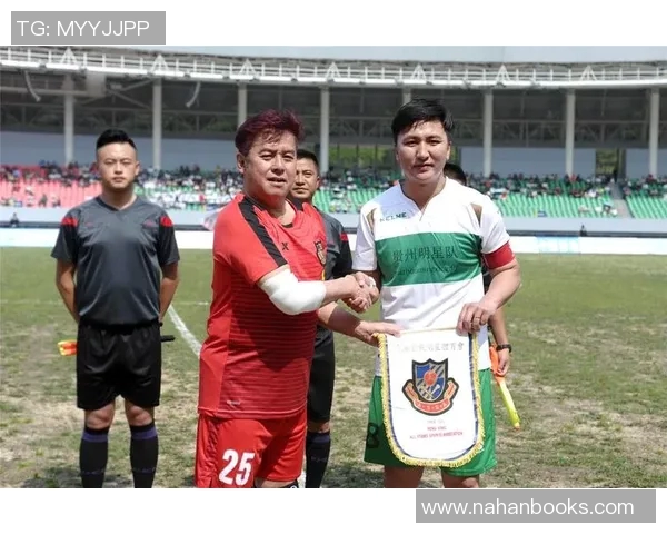 足球明星理发全过程大公开 揭秘球场外的时尚风采与个性造型